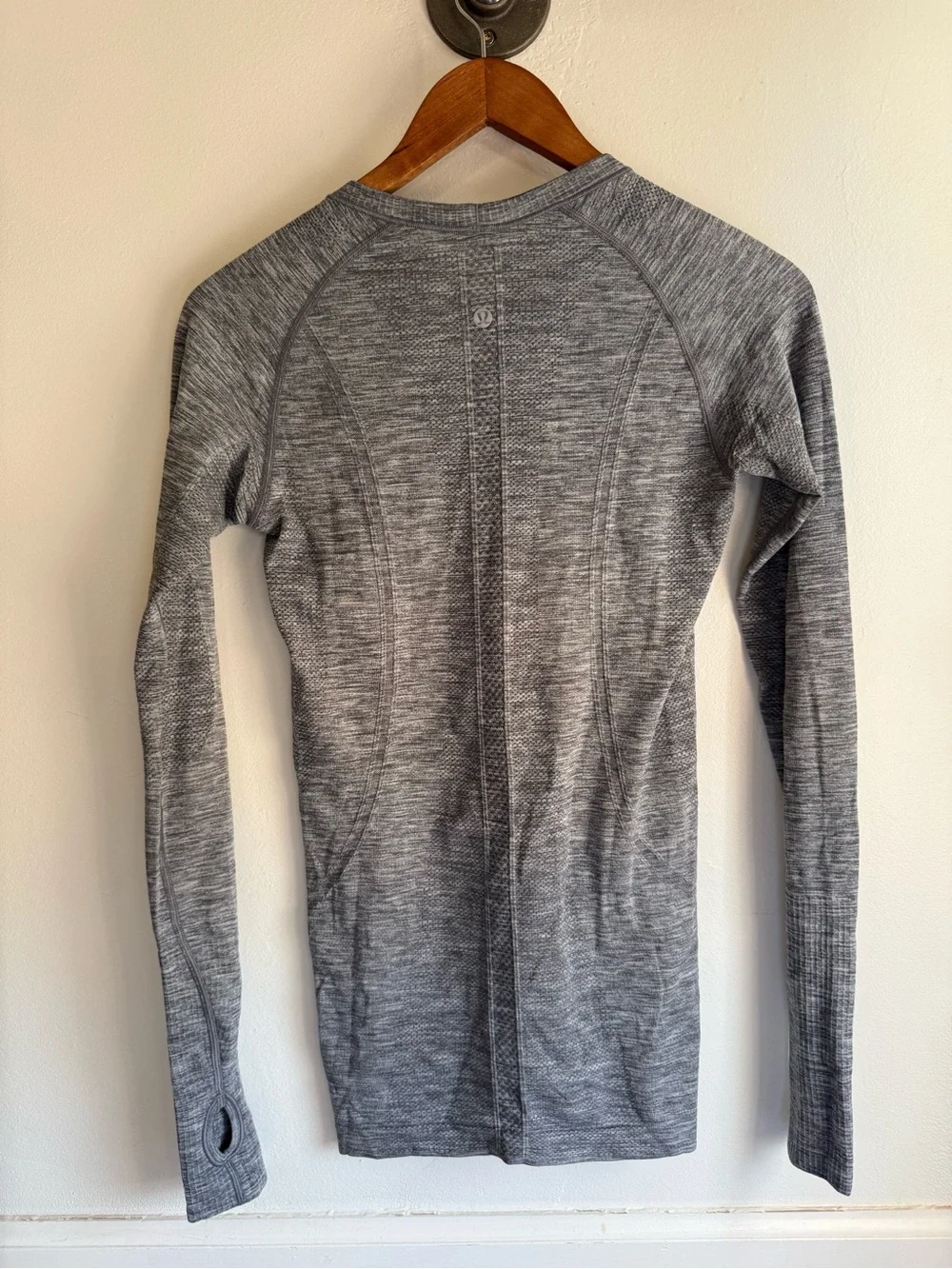Lululemon Swiftly Tech Long Sleeve Shirt Womens 6 Gray Gym Yoga